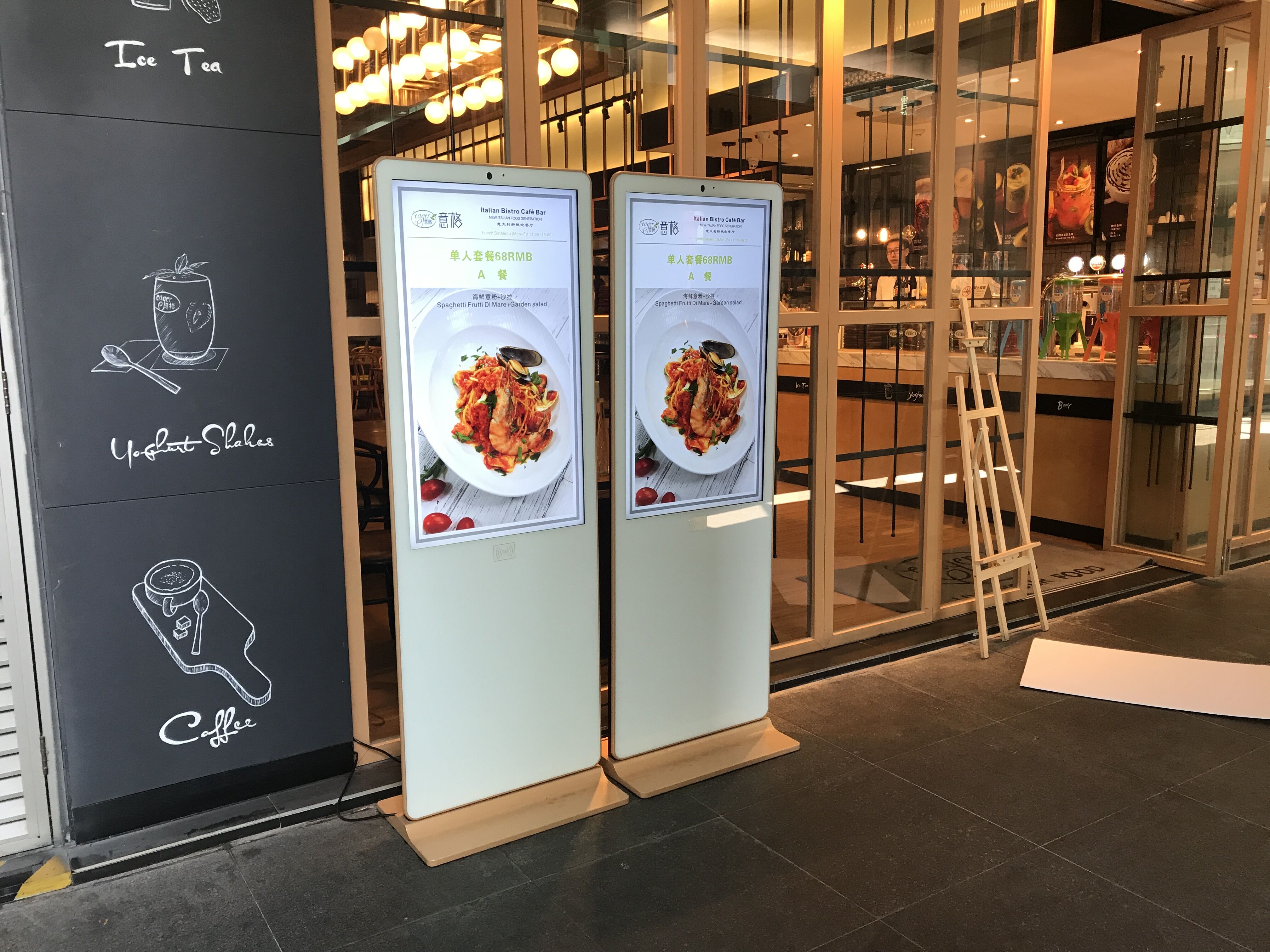 42 inch hd touch screen digital signage in restaurant